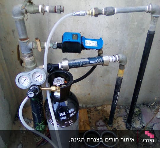מערכת צינורות ומד לחץ ליד קיר חיצוני